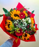 Buchet cald mixat cu floarea-soarelui, minigerbera roșii și Alstroemeria, livrat de Florăria Dana în Cluj-Napoca
