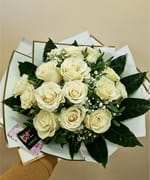 Buchet rotund cu trandafiri albi și Gypsophila, creat de Florăria Dana în Cluj-Napoca
