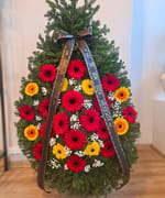 Coroană funerară cu 24 de gerbera și Gypsophila, livrată de Florăria Dana în Cluj-Napoca