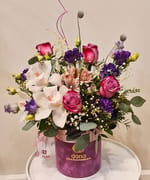 Cutie medie de catifea cu orhidee Cymbidium albă, trandafiri mov, Craspedia și Astilbe, livrată în Cluj-Napoca