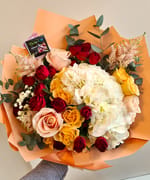 Buchet Hortensia albă mix, cu hortensie albă, trandafiri roz pal, miniroze și eucalipt, livrat de Florăria Dana în Cluj-Napoca