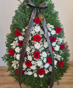 Coroană funerară cu 16 trandafiri roșii și cupe de orhidee Cymbidium, livrată în Cluj-Napoca