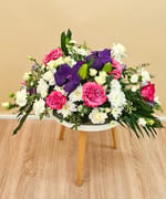Aranjament funerar Pure Love pentru capacul sicriului, cu trandafiri mov și orhidee Vanda, livrat în Cluj-Napoca
