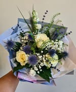 Buchet Baby Blue, buchet cu trandafiri albi, Eustoma, Eryngium albastru și lavandă, livrat de Florăria Dana în Cluj-Napoca