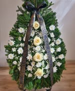 Coroană funerară cu șapte crizanteme albe și patru trandafiri albi, de la Florăria Dana din Cluj-Napoca