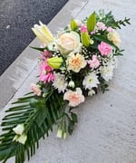 Aranjament funerar pe ventuză pentru capacul sicriului, cu crin imperial și crizanteme albe, livrat în Cluj-Napoca