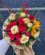 Mix Alstroemeria și Floarea-soarelui, buchet cu floarea-soarelui, trandafiri roșii, Alstroemeria și miniroză crem