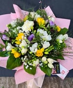 Buchet de frezii multicolore, fotografia 4