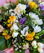 Buchet de frezii multicolore, fotografia 5
