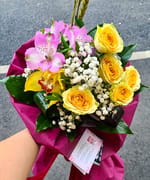 Buchet mic cu miniroză, Alstroemeria și o cupă de orhidee Cymbidium, creat de Florăria Dana în Cluj-Napoca