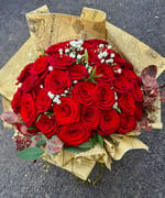 Buchet rotund cu 31 de trandafiri roșii, Gypsophila și eucalipt, creat de Florăria Dana în Cluj-Napoca