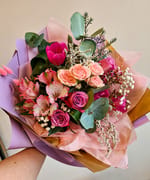 Buchet mov și roz cu trandafiri, lalele și miniroze, creat de Florăria Dana în Cluj-Napoca