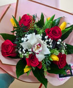 Buchet cu trandafiri roșii, lalele color mix și o cupă albă de orhidee Cymbidium, livrat în Cluj-Napoca