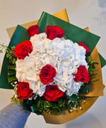 Buchet Pure Love, cu o hortensie albă și opt trandafiri roșii, livrat de Florăria Dana în Cluj-Napoca
