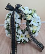 Coroană funerară rotundă albă de 40 cm, cu crin imperial, trandafiri și garoafe albe, Cluj-Napoca