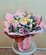 Buchet Hortensia Special cu două hortensii, trandafiri roz și miniroze crem, livrat în Cluj-Napoca