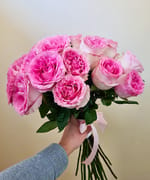 Trandafiri roz cu panglică satin, buchet cu trandafiri roz și panglică de satin, livrat de Florăria Dana în Cluj-Napoca