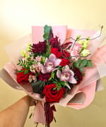 Buchet Burgundy Red Dahlia cu dalii bordo, trandafiri roșii și orhidee, livrat în Cluj-Napoca