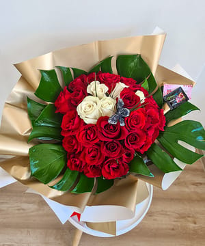 Buchet 35 trandafiri albi și roșii