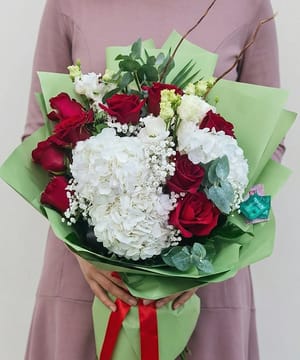 Buchet Deluxe cu Hortensia și Trandafiri