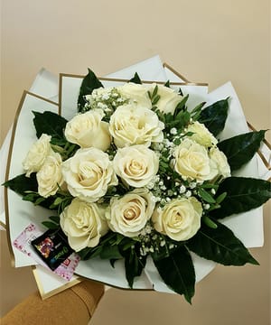 Buchet trandafiri albi și Gypsophila
