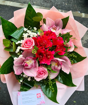 Buchet trandafiri și Cymbidium