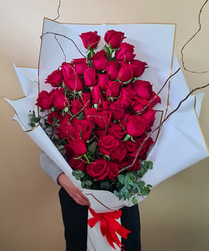 Buchet de lux piramidal din 61 trandafiri