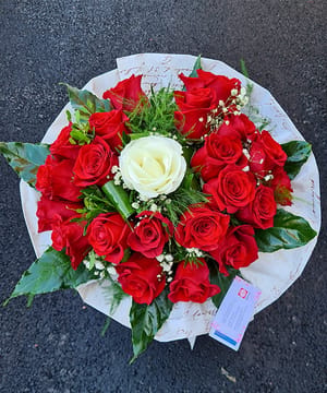 Buchet One in a Million, buchet cu trandafiri roșii și un singur trandafir alb la mijloc