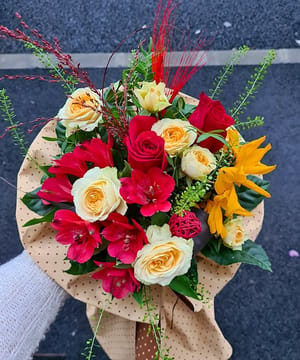Mix Alstroemeria și Floarea-soarelui, buchet cu floarea-soarelui, trandafiri roșii, Alstroemeria și miniroză crem