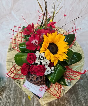 Buchet mic cu floarea-soarelui, miniroză și Alstroemeria, creat de Florăria Dana în Cluj-Napoca