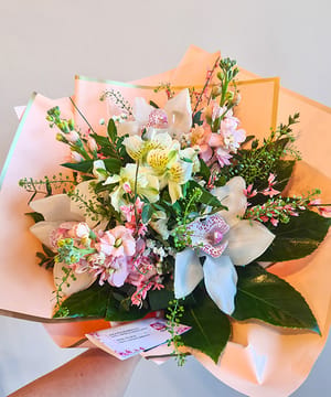 Buchet Matthiola și Cymbidium, buchet cu Matthiola (micșunea) și cupe de orhidee Cymbidium