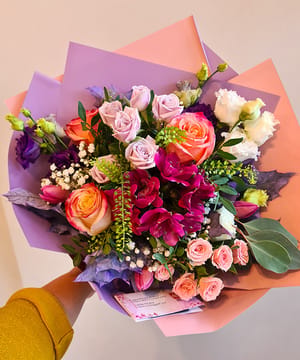 Buchet Apus de Soare cu Eustoma mov, lalele și frunze de stejar, creat de Florăria Dana în Cluj-Napoca