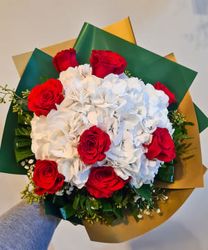 Buchet Pure Love, cu o hortensie albă și opt trandafiri roșii, livrat de Florăria Dana în Cluj-Napoca