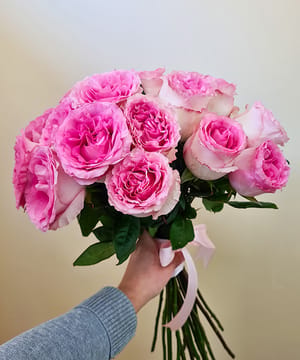 Trandafiri roz cu panglică satin, buchet cu trandafiri roz și panglică de satin, livrat de Florăria Dana în Cluj-Napoca