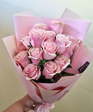 Buchet de trandafiri Baby Pink în ambalaj tip con, roz foarte deschis, livrat în Cluj-Napoca