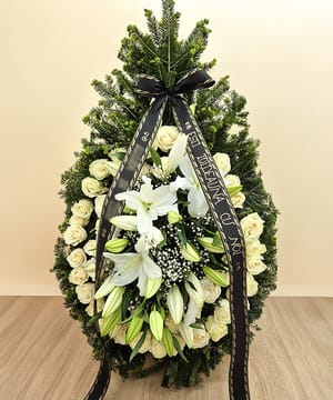 Coroană funerară cu 8 tije de crin alb și 50 de trandafiri albi pe brad natural, cu panglică neagră, Cluj-Napoca