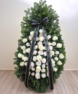 Coroană funerară pe brad natural, cu 26 de trandafiri albi și 38 de garoafe Olanda color mix, cu panglică neagră, Cluj-Napoca
