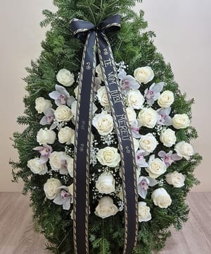 Coroană funerară pe brad natural, cu 36 de trandafiri albi și 14 cupe de orhidee Cymbidium, cu panglică neagră, Cluj-Napoca