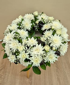 Coroniță funerară rotundă cu crizanteme albe ramificate, miniroze albe și Gypsophila, pe burete de 30 cm, Cluj-Napoca