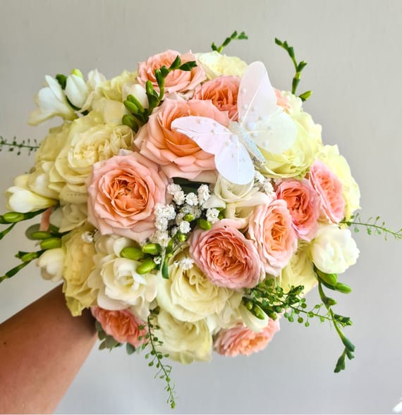 Tendințe florale în 2024. Culori, evenimente și sustenabilitate 8 buchet mireasatrandafiri alb peach