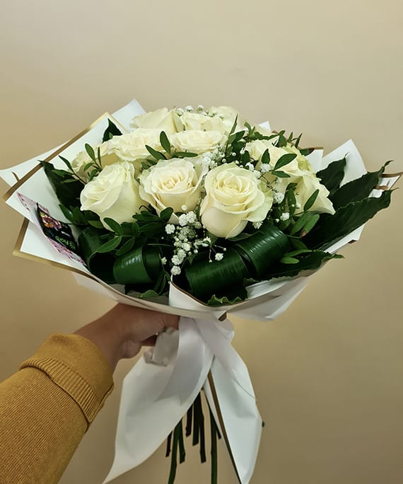 Buchet trandafiri albi și Gypsophila, fotografia 3
