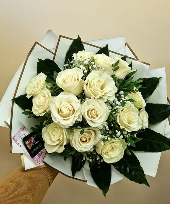 Buchet trandafiri albi și Gypsophila, fotografia 4