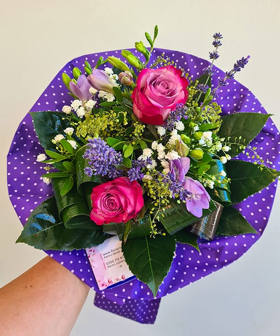 Buchet trandafiri si frezii mov 1 Buchet trandafiri si frezii mov 1