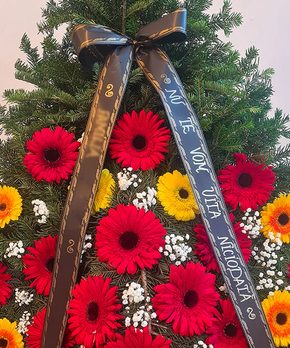 Coroana funerară cu 24 Gerbera, fotografia 3