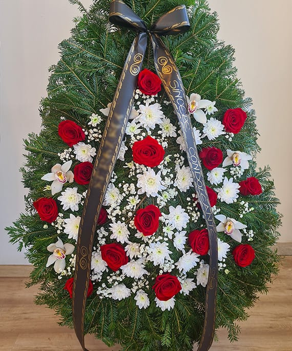 Coroană funerară cu 16 trandafiri roșii și cupe de orhidee Cymbidium, livrată în Cluj-Napoca