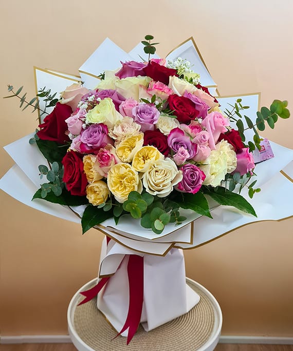 Buchet multicolor cu 40 de trandafiri și 5 miniroze ramificate, livrat de Florăria Dana în Cluj-Napoca