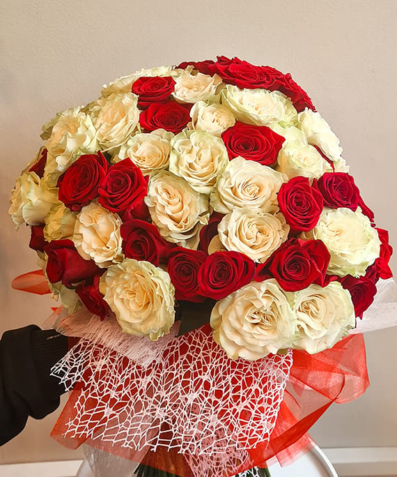 buchet 101 trandafiri rosii si albi 1 buchet 101 trandafiri rosii si albi 1