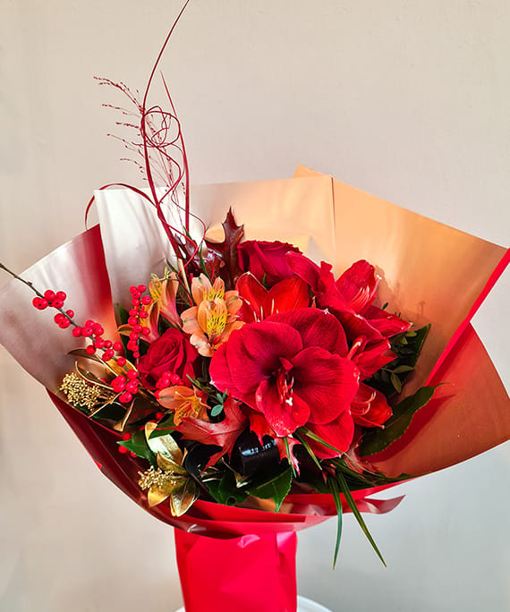Flori de iarnă pentru un început de an plin de culoare. Recomandările noastre 3 Buchet Amarillis Ilex si trandafir 3