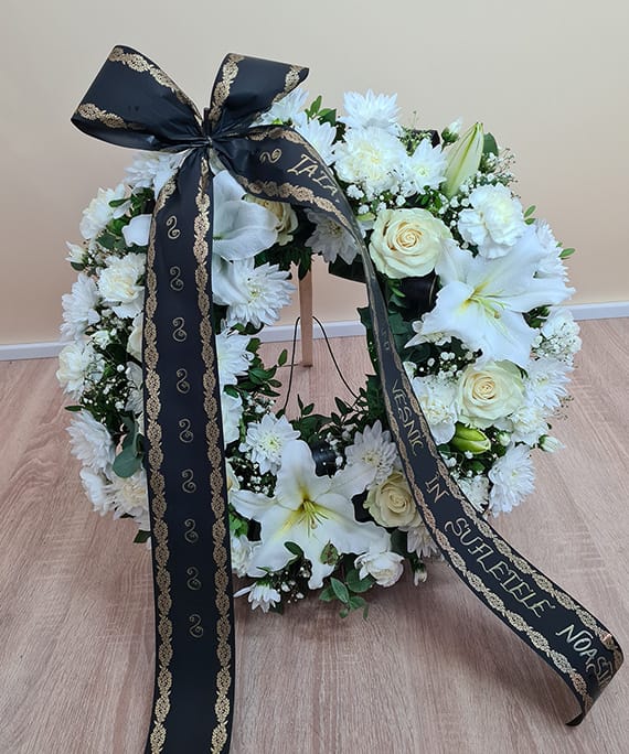 Coroană rotundă albă medie 1 Coroană funerară rotundă albă de 40 cm, cu crin imperial, trandafiri și garoafe albe, Cluj-Napoca