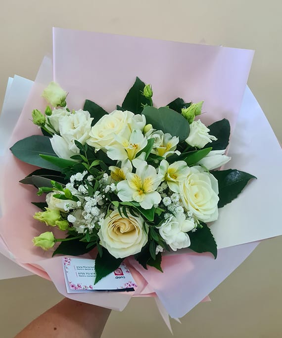 Buchet Alb Imaculat 1 Buchet Alb Imaculat, cu trandafiri albi, frezii, lalele și eustoma, livrat în Cluj-Napoca